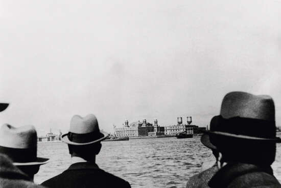 "Blick von der Fähre auf Ellis Island N.Y."