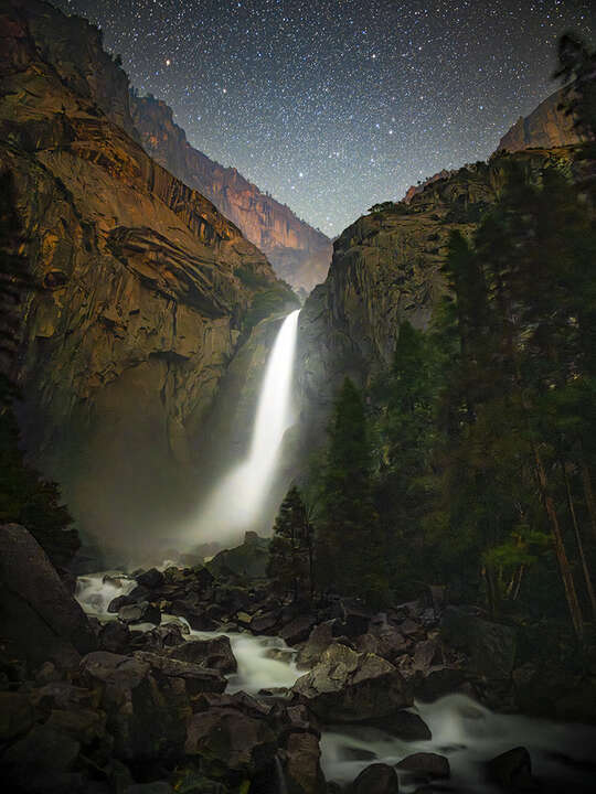  Hochformate Yosemite Falls at Night by Babak Tafreshi