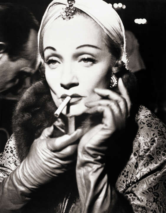 Marlene Dietrich Smoking in Dior Turban von Classic Collection I