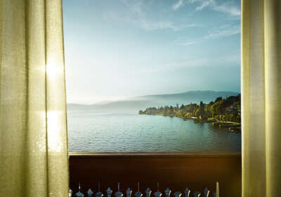   Wandbild Fenster mit Ausblick: Lago di Garda von Erik Chmil