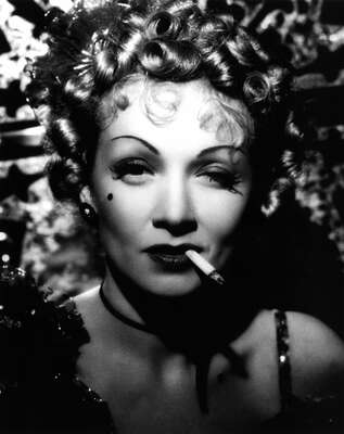   Frenchy (Marlene Dietrich) von George Marshall
