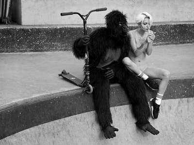  Bilder mit Passepartout-Rahmen: Eva and Gorilla von Lukas Dvorak