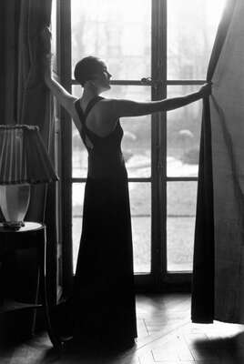  Berühmte Fotografen Hattie Carnegie wearing a Vionnet Dress, 1933 by Man Ray