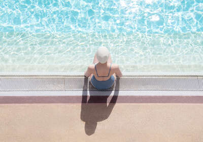  Gerahmte Bilder in der ArtBox: Day Dreaming at the Summer Pool von Soo Burnell
