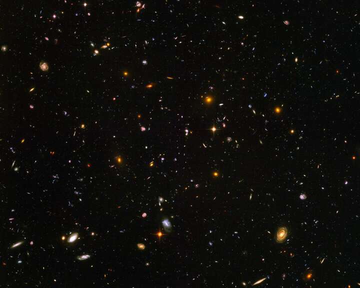 Galaxies galore (NASA/JPL - Caltech) by Hubble Telescope
