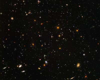   Galaxies galore (NASA/JPL - Caltech) von Hubble Telescope