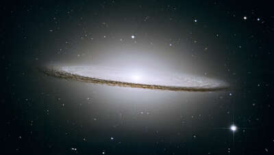   Sombrero Galaxy (NASA & the Hubble Heritage Team/STScl/AURA)  von Hubble Telescope