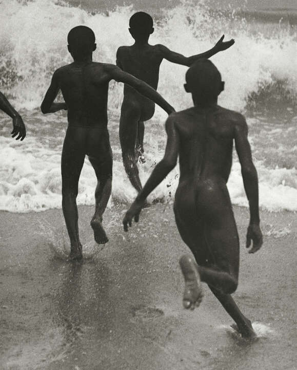 Jungen am Ufer des Tanganyika Sees von Martin Munkacsi