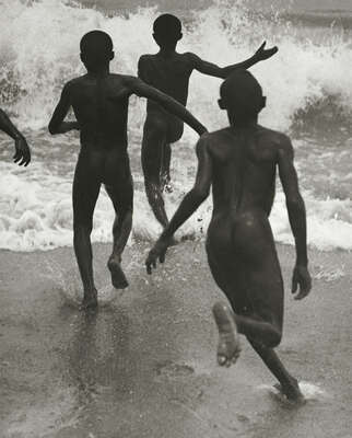   Jungen am Ufer des Tanganyika Sees by Martin Munkacsi